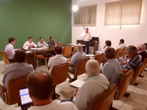 Antonio Baldinotti passa informações importantes aos cooperados a fim de produzir Cachaça com qualidade de acordo com o patrão do MAPA (Foto: Lena Aguilar)