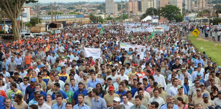 Manifestantes tomaram os dois sentidos de direção da rodovia Carlos Tognani