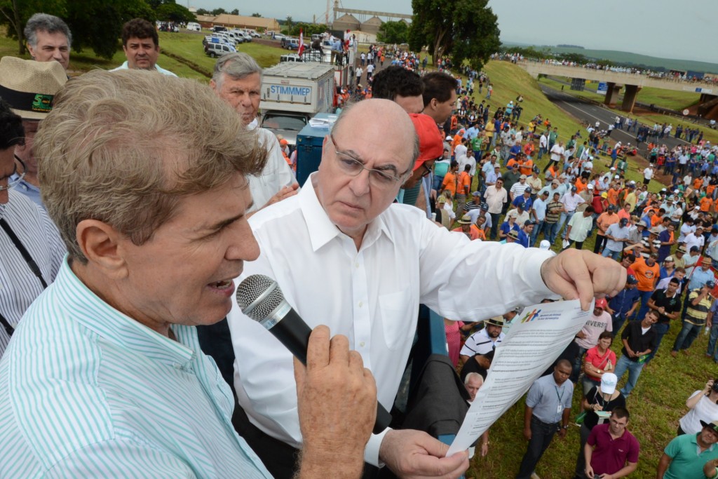 Prefeito Zezinho Gimenez entrega carta reivindicatória ao secretário estadual de Agricultura e Abastecimento, Arnaldo Jardim - e em seu discurso afirmou que “Não precisamos de bolsa, precisamos de emprego”