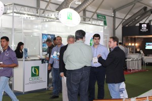 Visitantes-conhecendo-o-trabalho-do-CEISE-Br-durante-a-Brasil-Offshore-2015-no-RJ