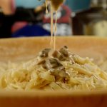 O preparo do La Parmigiana é um espetáculo que vale a pena ser conferido.  Divulgação / Les3 Brasseurs  